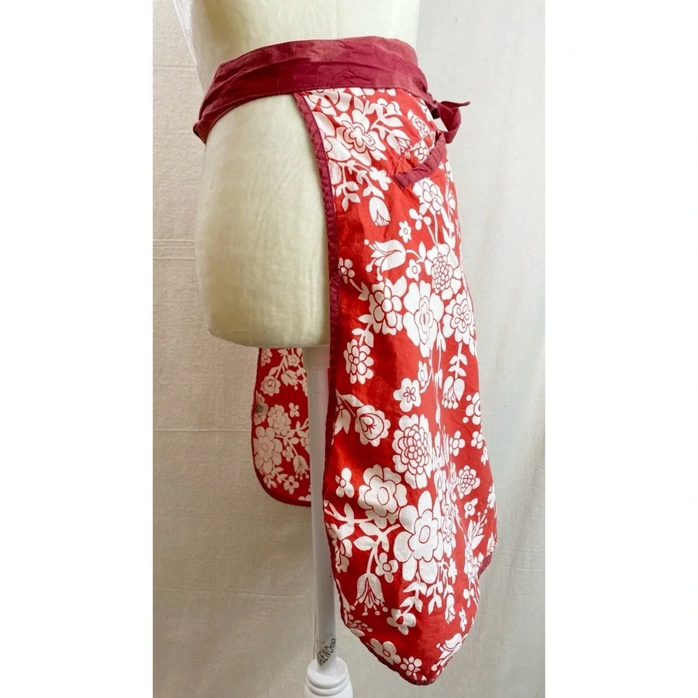 Anthropologie 100% cotton half apron w pockets red floral